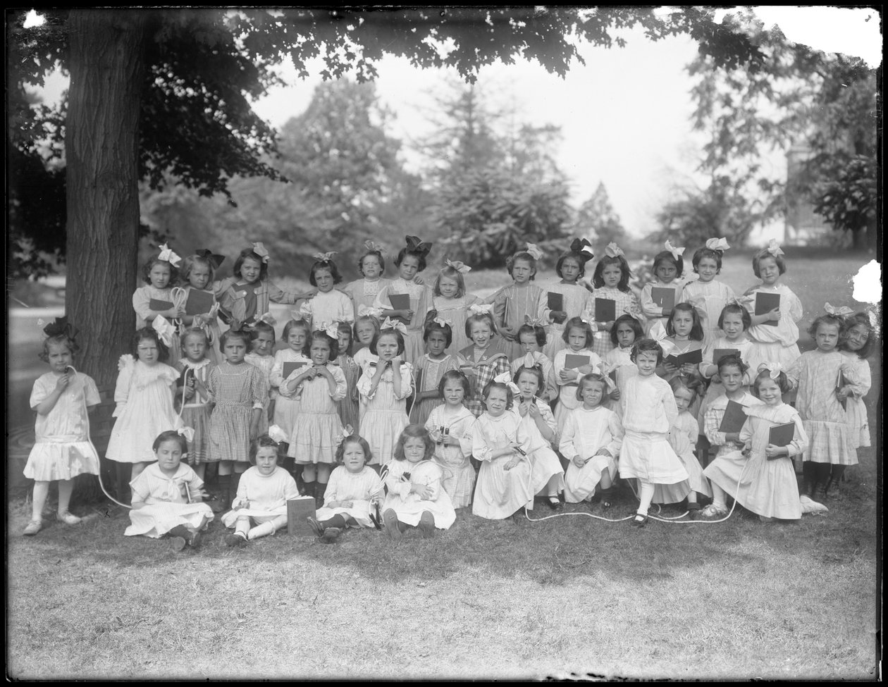 Gruppeportrett av uidentifiserte små jenter, sannsynligvis det romersk-katolske orphan asylum, Kingsbridge, Bronx, ca. 1910 av William Davis Hassler
