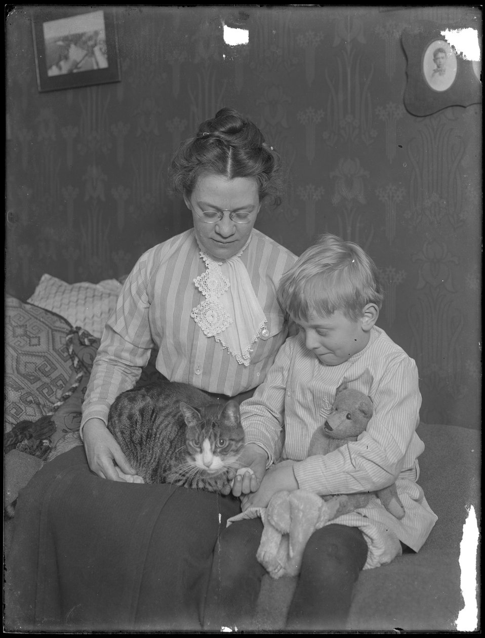 Harriet E. Hassler og William Gray Hassler, sittende med tabby katt (Reddy) og bamse, ca. 1911 av William Davis Hassler