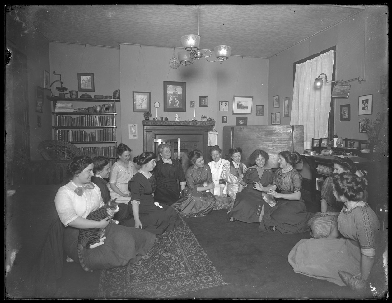 Harriet E. Hassler med en gruppe unge kvinner, 206 W. 13th Street, New York, ca. 1912 av William Davis Hassler