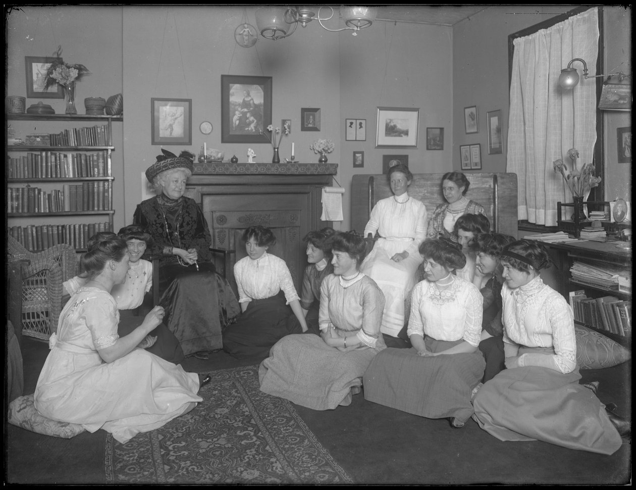 Harriet E. Hassler med en gruppe unge kvinner, 206 W. 13th Street, New York, ca. 1912 av William Davis Hassler