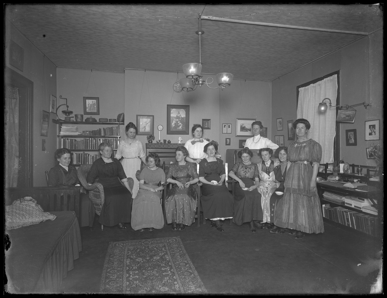 Harriet E. Hassler med en gruppe unge kvinner, 206 W. 13th Street, ca. 1912 av William Davis Hassler