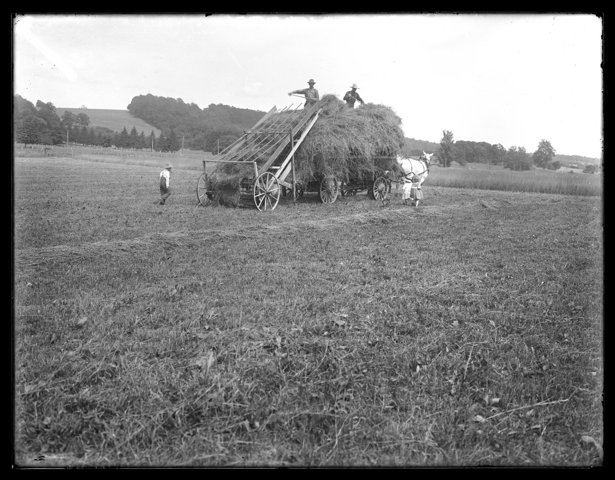 Høyvogn, gårdsarbeidere og barn, viser apparater for å løfte høyet, McCready Farm, Crawford County, Pennsylvania, ca. 1913 av William Davis Hassler
