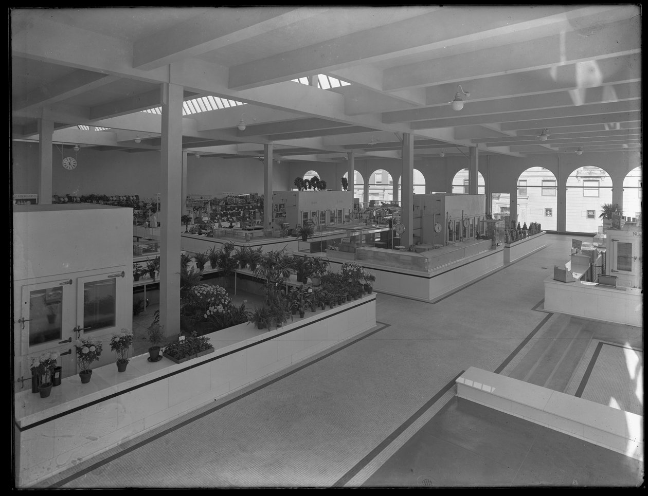 Høyvinklet interiørbilde av 95th Street Market, New York City, 25. oktober 1915 av William Davis Hassler