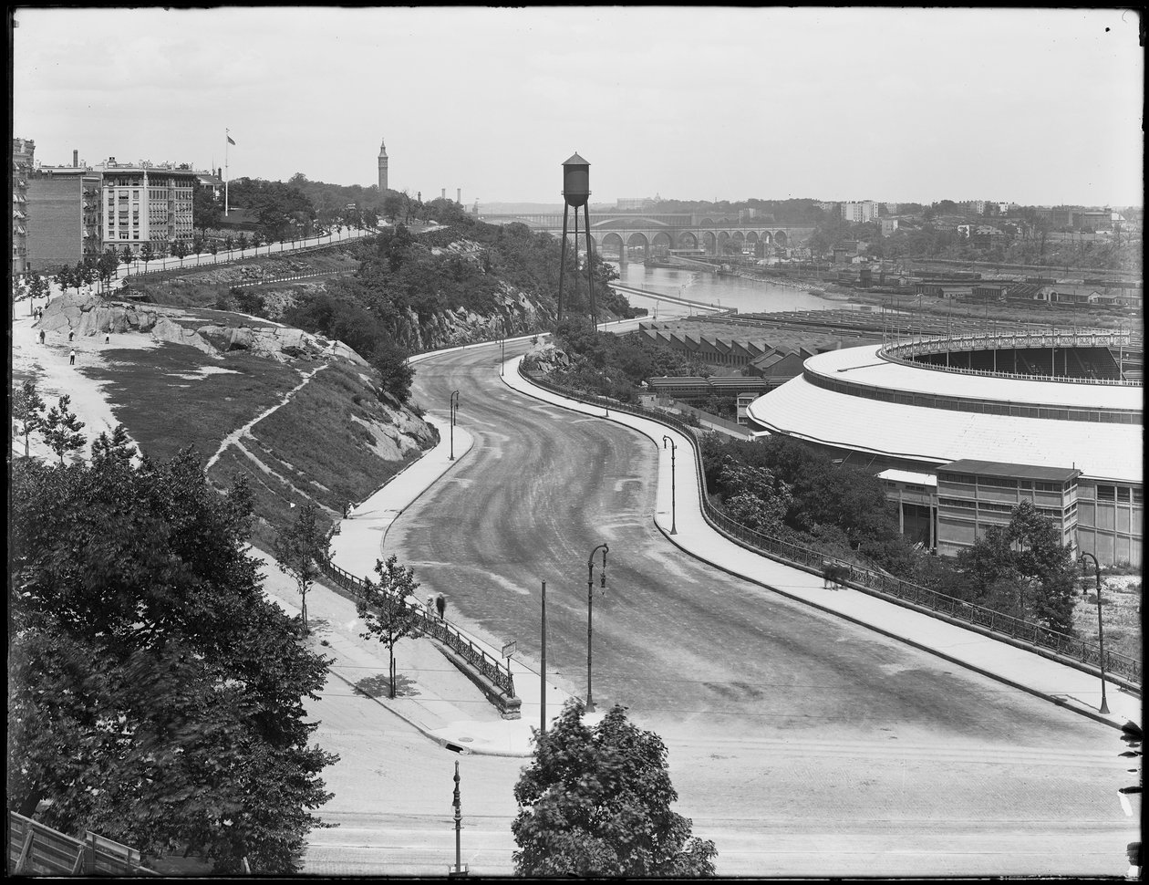 Høyvinklet utsikt over Harlem River Drive som løper forbi Polo Grounds, New York City, ca. 1914 av William Davis Hassler