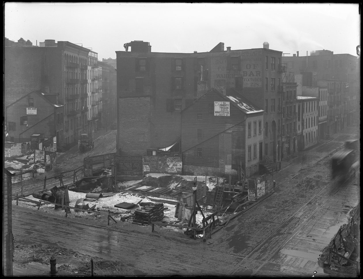 Høyvinklet visning av kryssene mellom Downing Street, West Houston Street og Varick Street, New York City, 18. februar 1916 av William Davis Hassler