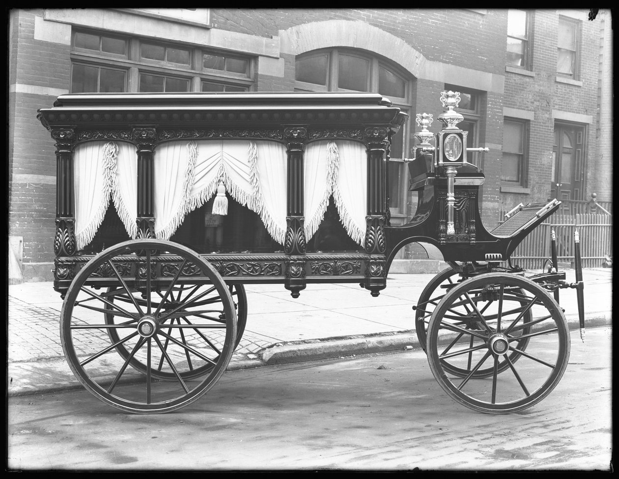 Hestetrukne likbiler tilhørende F.S. York, parkert på W. 145th Street (eller E. 145th Street), New York City, 1. desember 1914 av William Davis Hassler