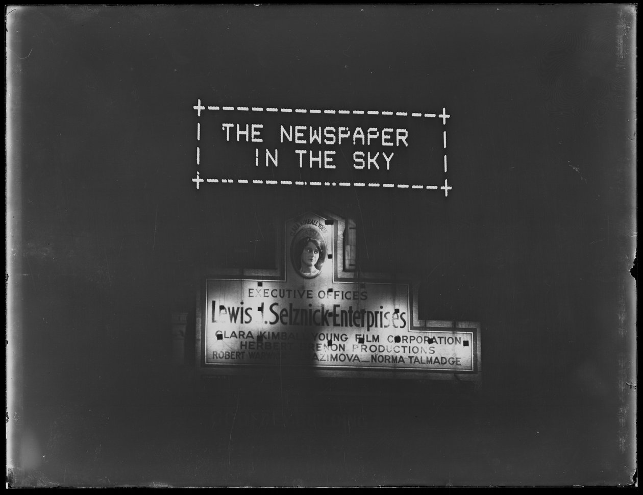 Opplyst skilt for reklame og flombelyst skilt for Selznick Enterprises, New York City, januar 1917 av William Davis Hassler