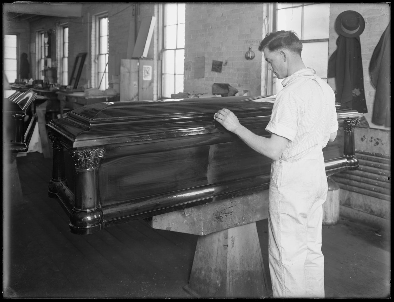 Inspiserer en kiste, Oneida, New York, 3. april 1916 av William Davis Hassler