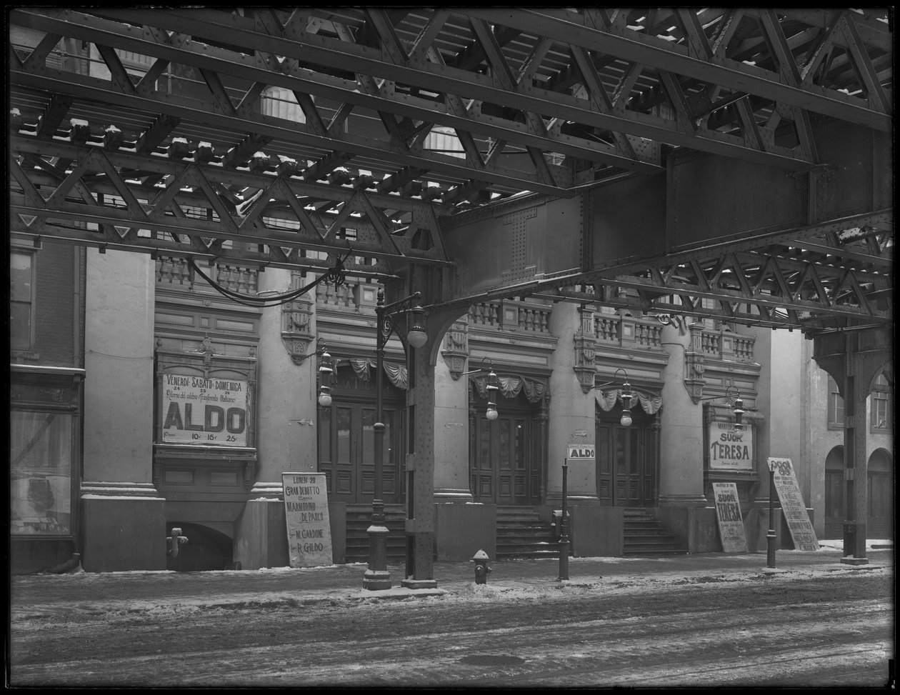 Italienske skilt utenfor Thalia Theatre, 46 Bowery, New York City, mars 1916 av William Davis Hassler
