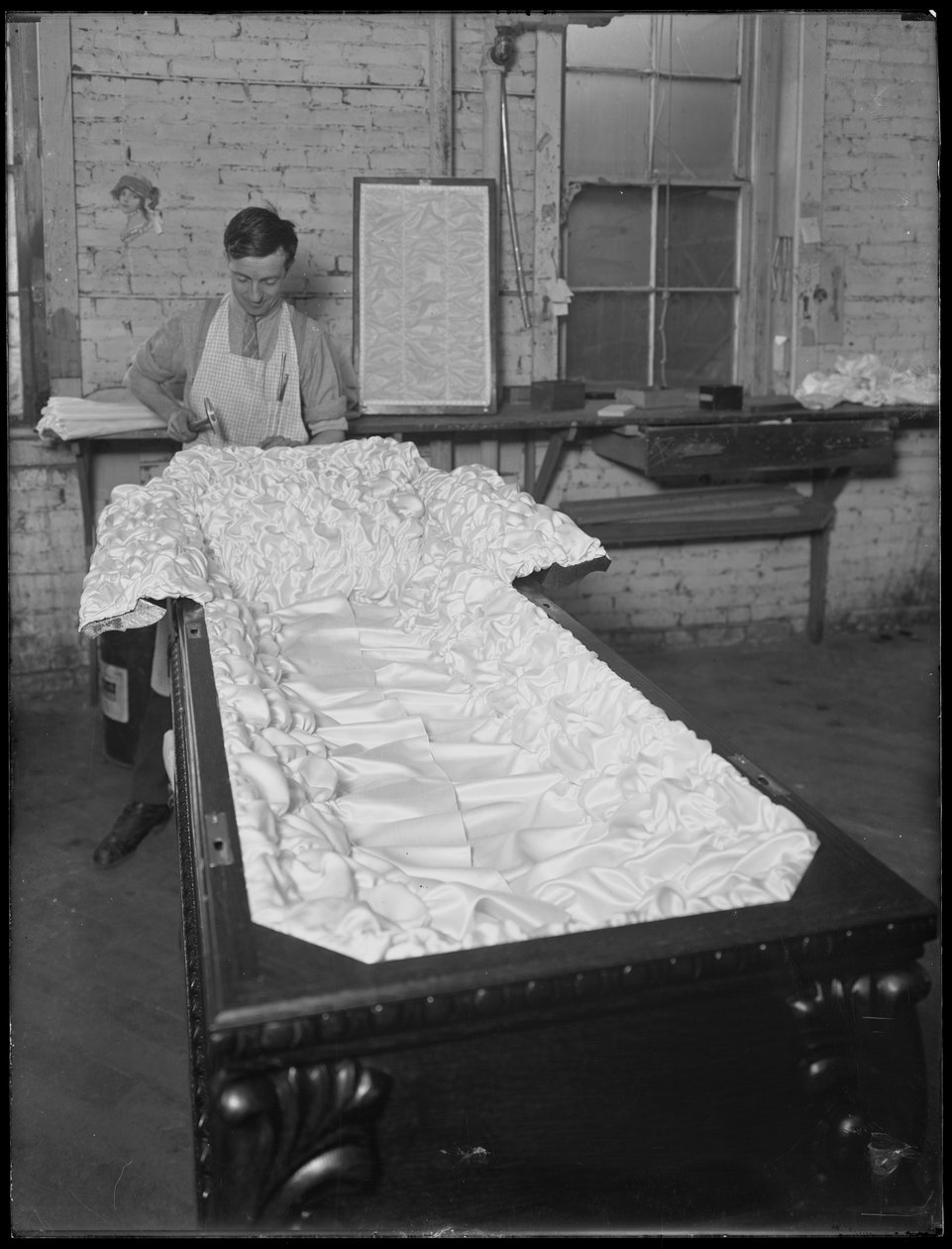 Foret en "halv sofa" kiste, Oneida, New York, 3. april 1916 av William Davis Hassler