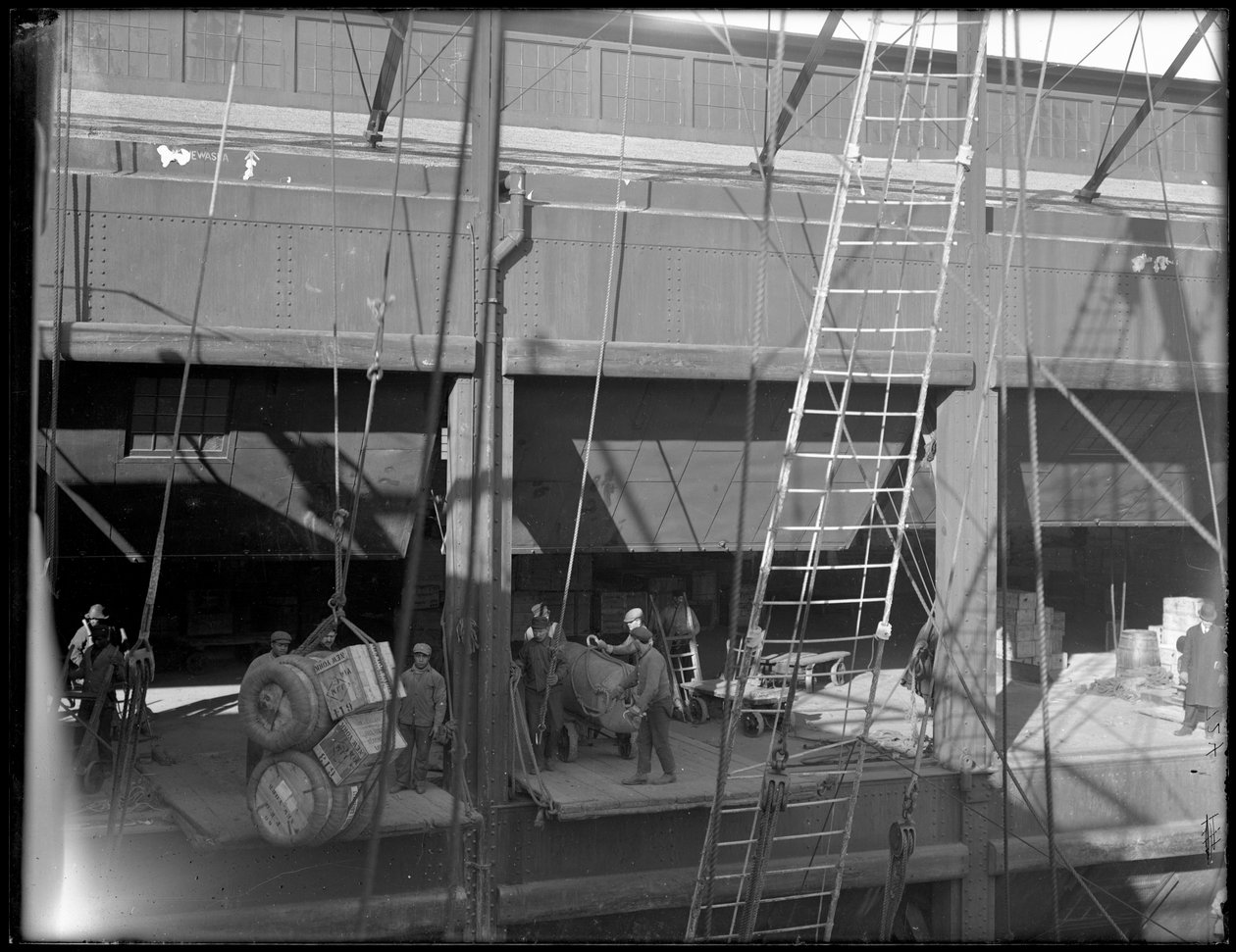 Laster et dampskip fra øvre dekk, Chelsea Piers, New York, 1912 av William Davis Hassler