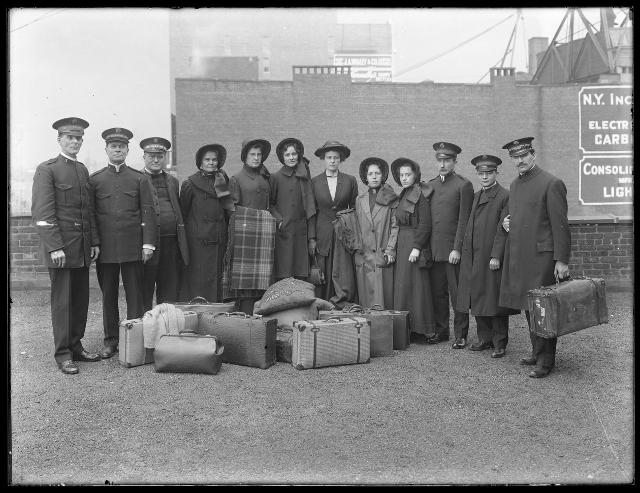 Medlemmer av Frelsesarmeens hjelpekorps skal reise til Dayton, Ohio-flommen, mars 1913 av William Davis Hassler