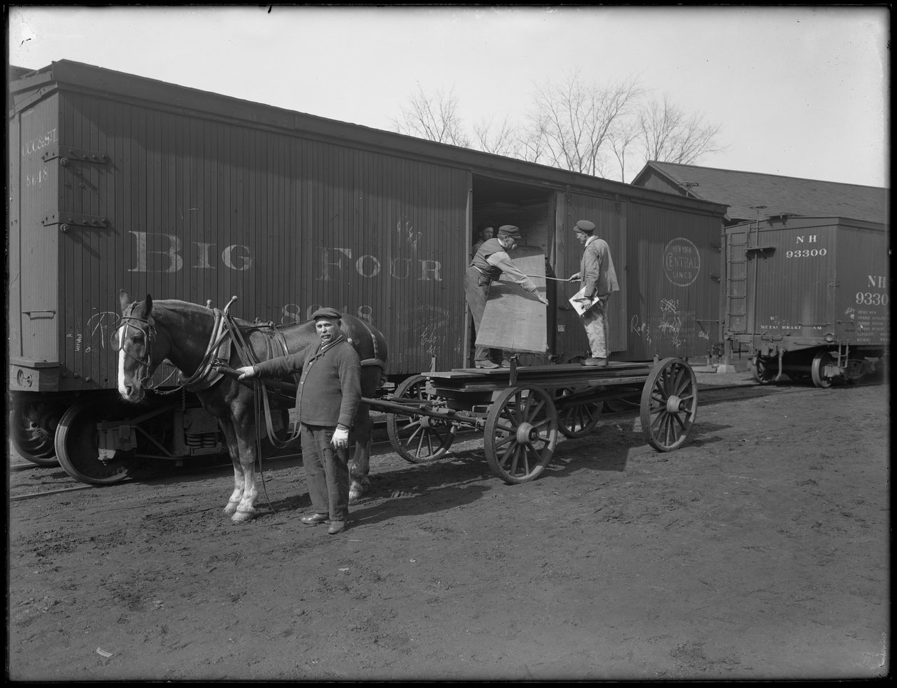 Menn som måler og inspiserer trelast for bruk i skrinproduksjon, Oneida, New York, 3. april 1916 av William Davis Hassler