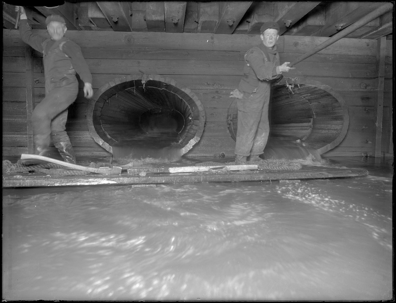 Menn som arbeider i W. 129th Street sewer, New York, ca. 1911 av William Davis Hassler