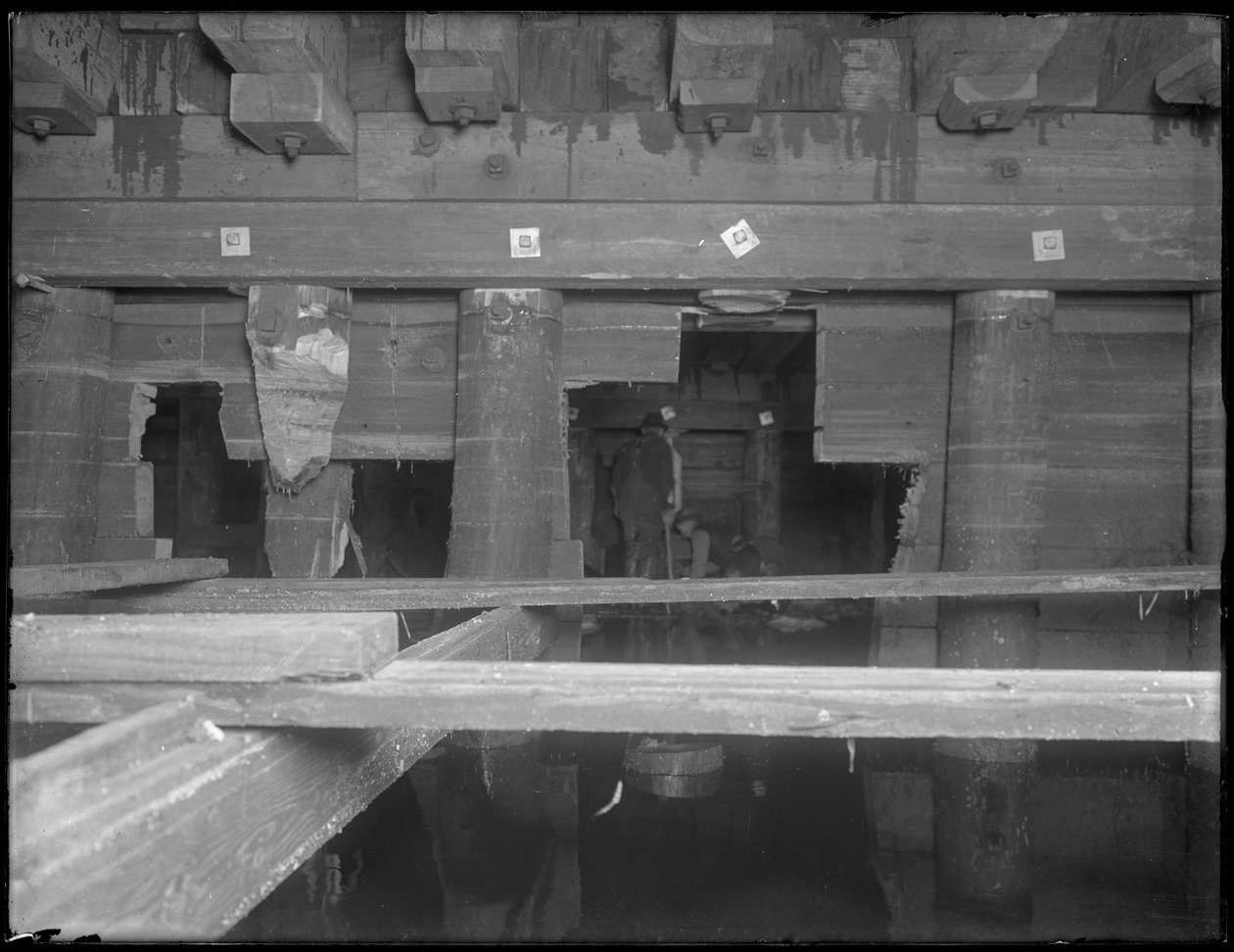 Menn som arbeider i W. 129th Street sewer, New York, ca. 1911 av William Davis Hassler