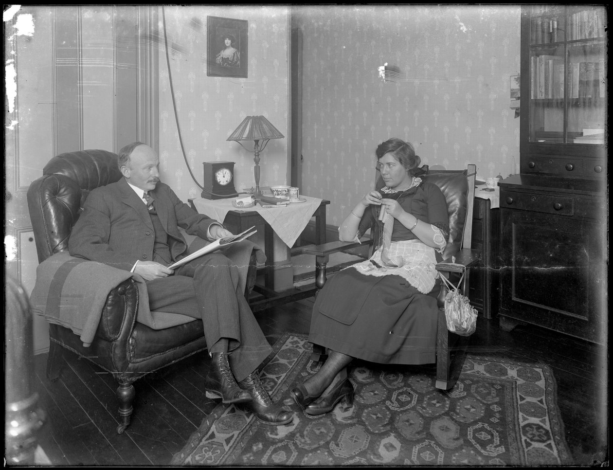 Herr og fru Austin Norris i uidentifisert stue, ca. 1912 av William Davis Hassler