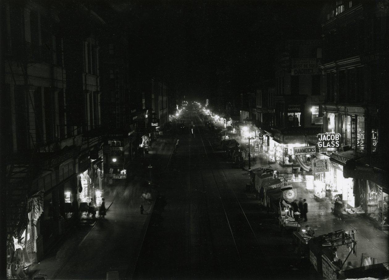 Nattutsikt over Grand Street ved Orchard Street, NYC, 1917 av William Davis Hassler