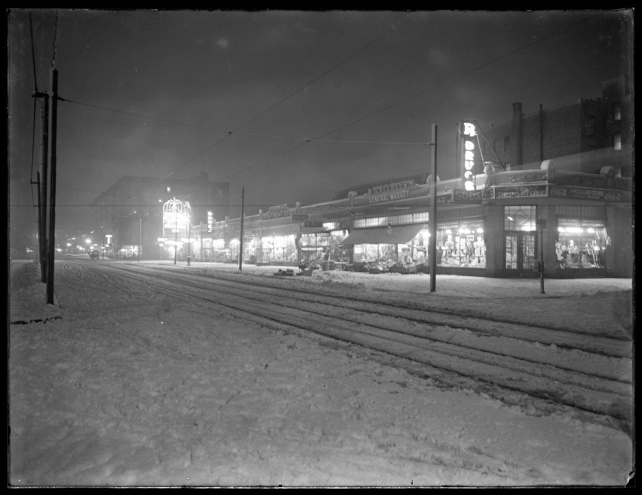Nattutsikt over 207th Street ser østover fra Vermilyea Avenue i snøen, New York City, 6. mars 1915 av William Davis Hassler