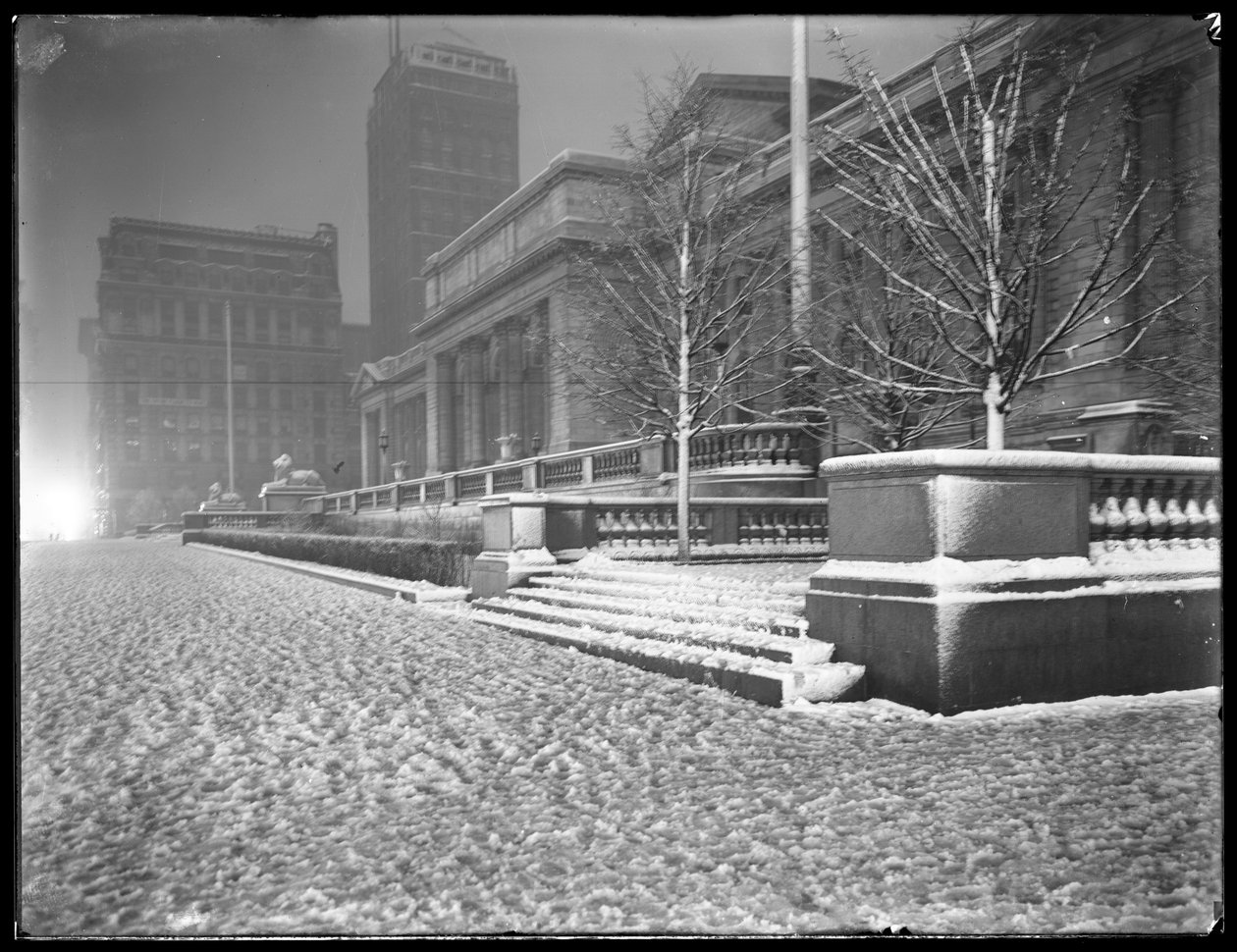 Nattutsikt over Fifth Avenue-fasaden til hovedgrenen til New York Public Library i snøen, 42nd Street og Fifth Avenue, New York City, 6. mars 1915 av William Davis Hassler