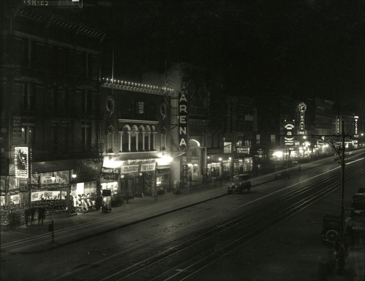 Nattutsikt på sørsiden av 23rd Street mellom Sixth and Seventh Avenue, ca. 1916-17 av William Davis Hassler