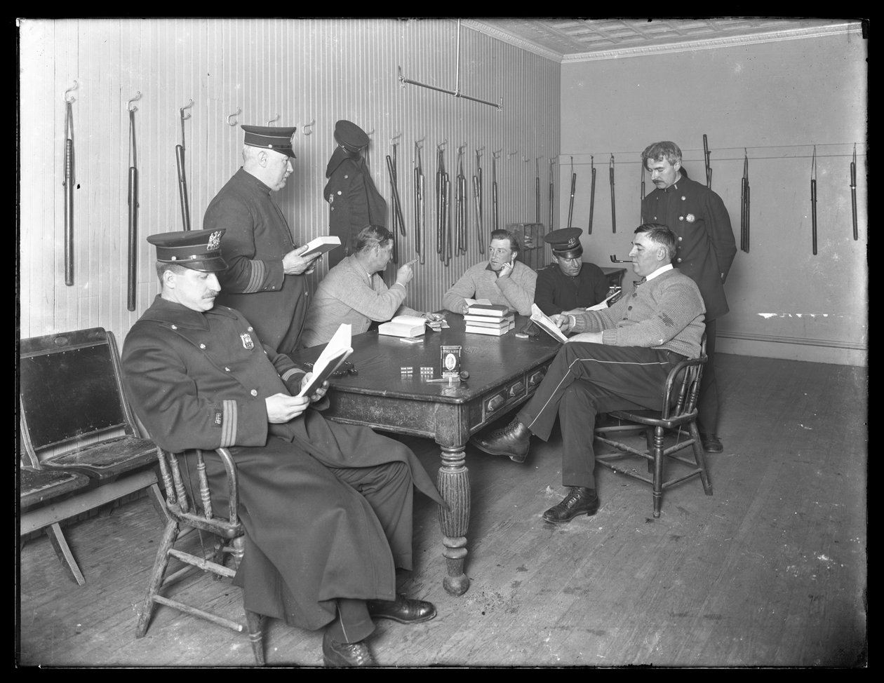 Offiserer slapper av på en uidentifisert politistasjon, ca. 1913-14 av William Davis Hassler