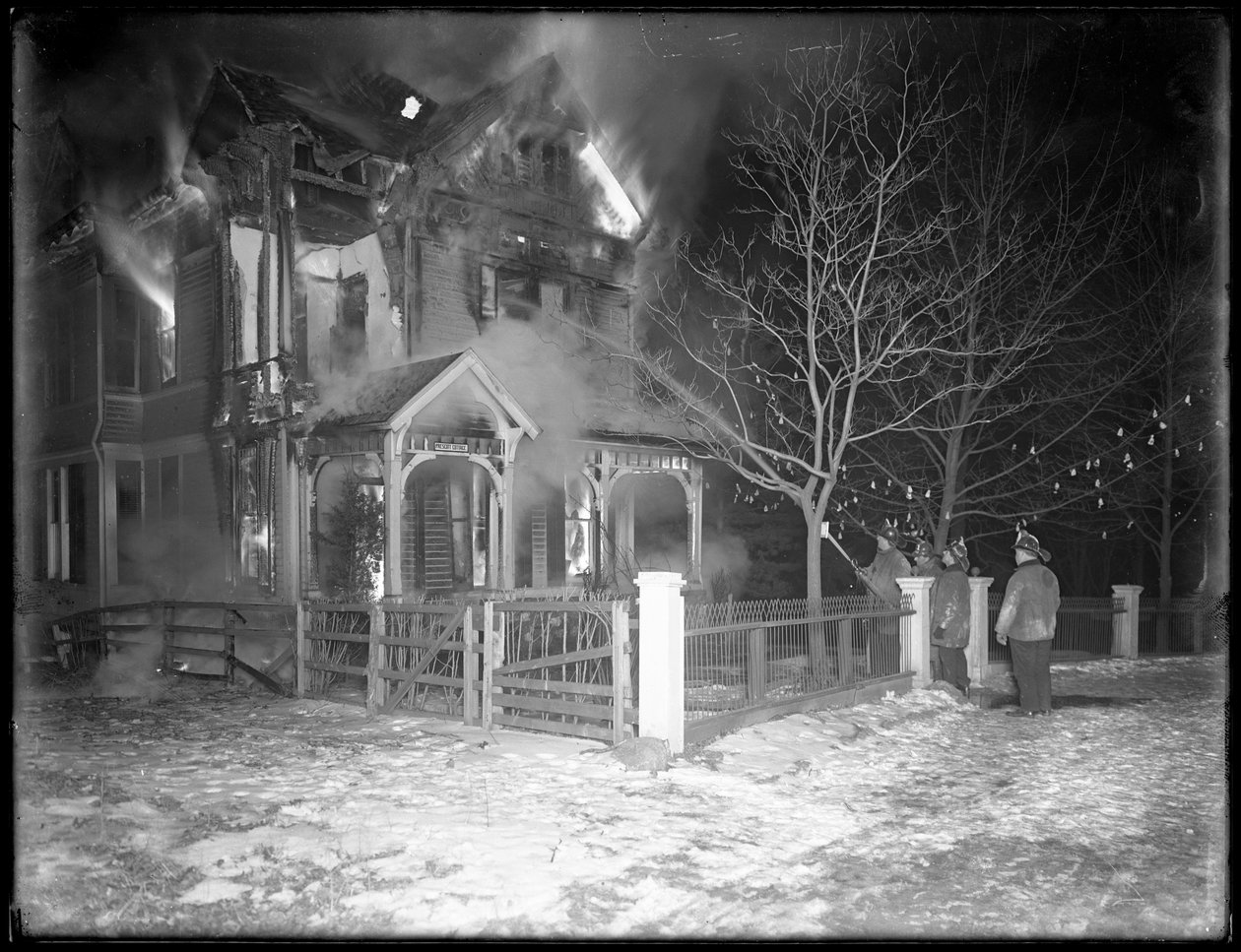 Prescott Cottage brann om natten, Inwood Hill, 1914 av William Davis Hassler