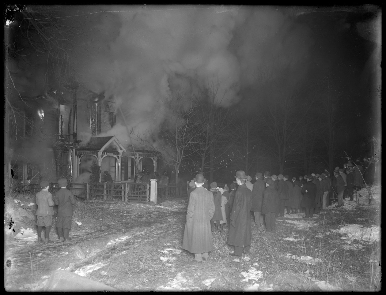 Prescott Cottage brann om natten, Inwood Hill, 1914 av William Davis Hassler