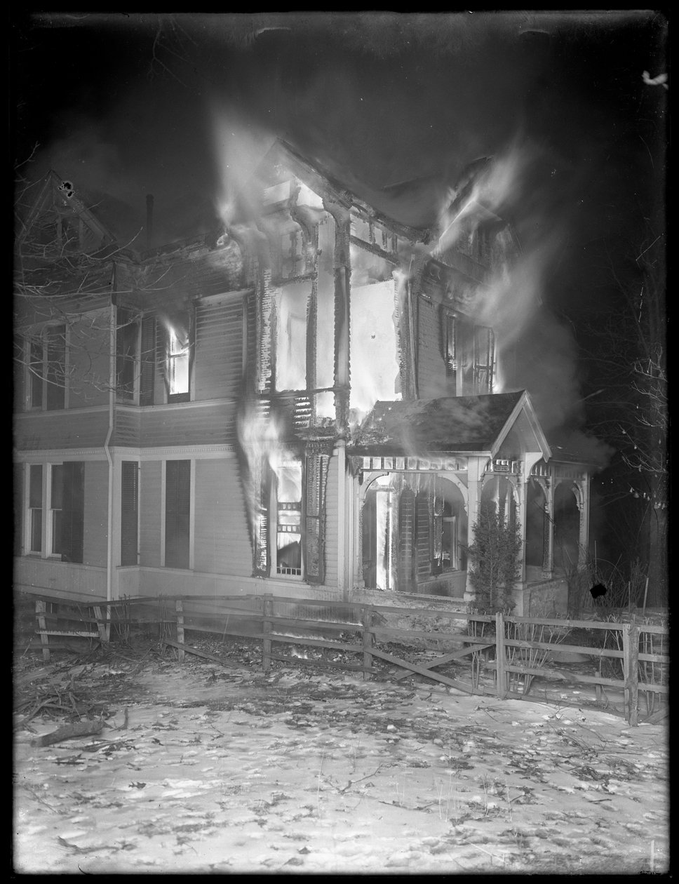 Prescott Cottage brann om natten, Inwood Hill, 1914 av William Davis Hassler