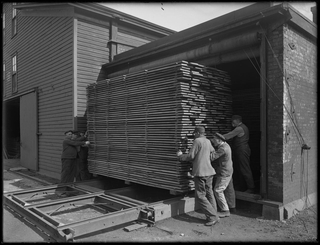 Fjerning av trelast beregnet for bruk i skrinproduksjon fra tørrovnen, Oneida, New York, 3. april 1916 av William Davis Hassler