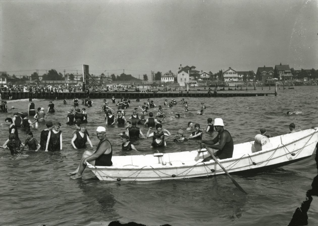 Robåt og svømmere i vannet, Coney Island, ca. 1910-21 av William Davis Hassler