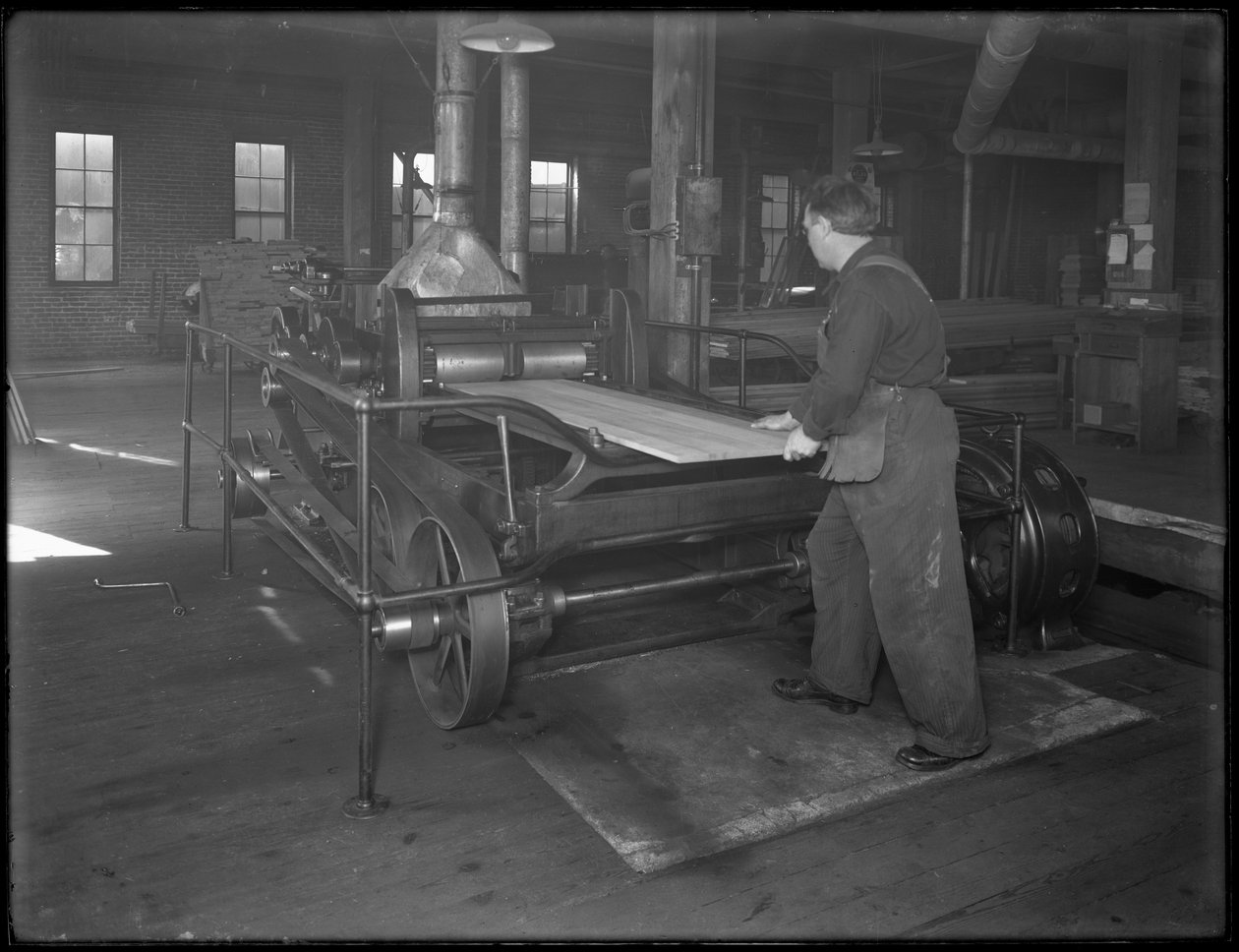 Løpende tømmer beregnet for bruk i skrinproduksjon gjennom en dobbelflatehøvel, Oneida, New York, 3. april 1916 av William Davis Hassler
