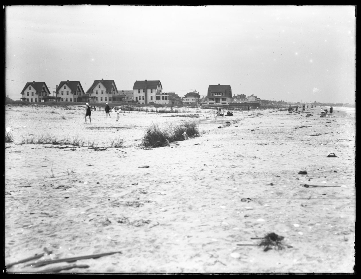 Andre halvdel av en panoramautsikt over tomter ved havet og stranden, Belle Harbor, Queens, 11. juli 1915 av William Davis Hassler