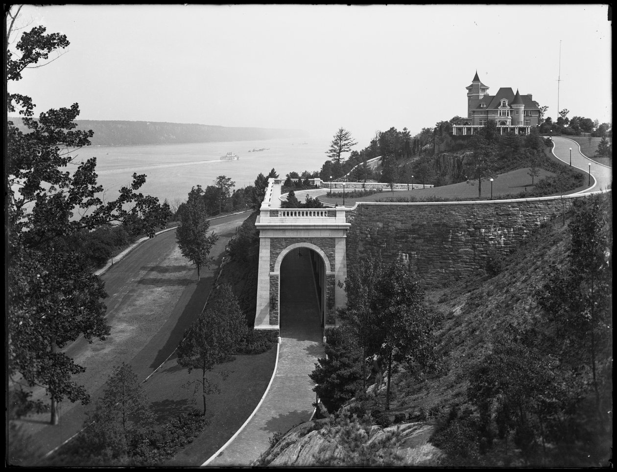 Tryon Hall, Billings Estate, Inwood, New York City, ca. 1914 av William Davis Hassler