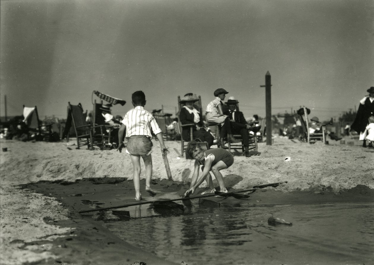 To barn leker med trerester på grunne, Coney Island, ca. 1910-21 av William Davis Hassler