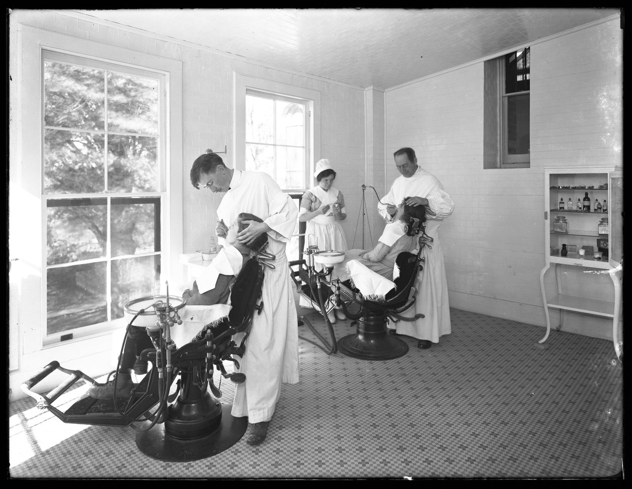 To pasienter undersøkes, tannlegerom, Seton Hospital, Spuyten Duyvil, Bronx, 30. oktober 1914 av William Davis Hassler