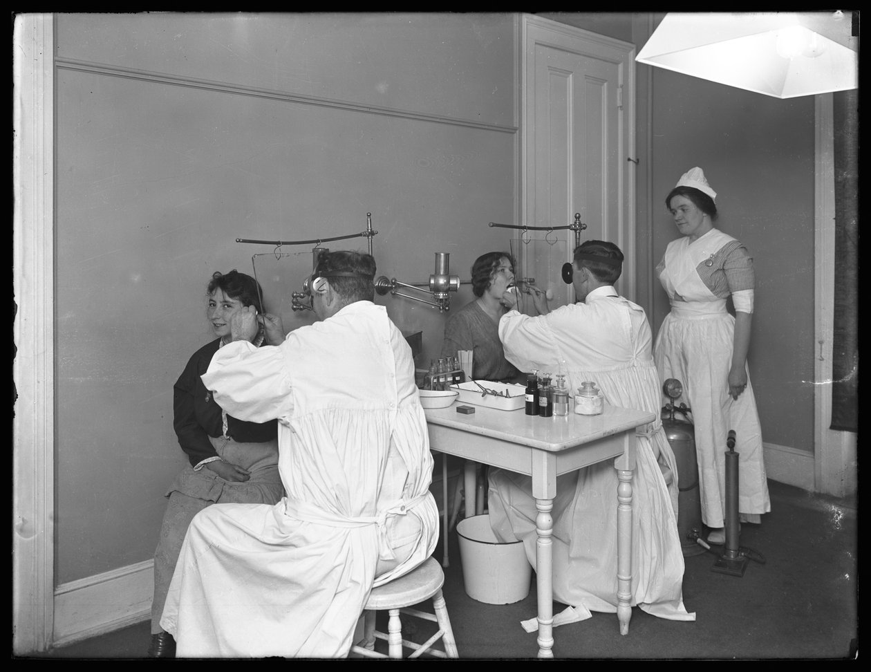 To pasienter undersøkes, Undersøkelsesrom #1, Seton Hospital, Spuyten Duyvil, Bronx, 30. oktober 1914 av William Davis Hassler