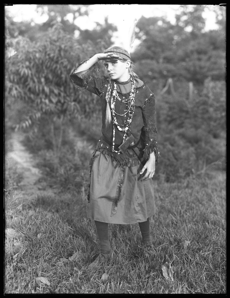 Uidentifisert jente poserer i skogen i kostyme, ca. 1915 av William Davis Hassler