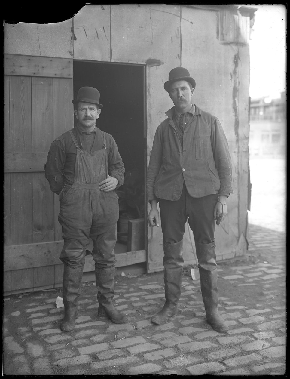 Uidentifiserte kloakkarbeidere poserer over bakken, New York, ca. 1911 av William Davis Hassler
