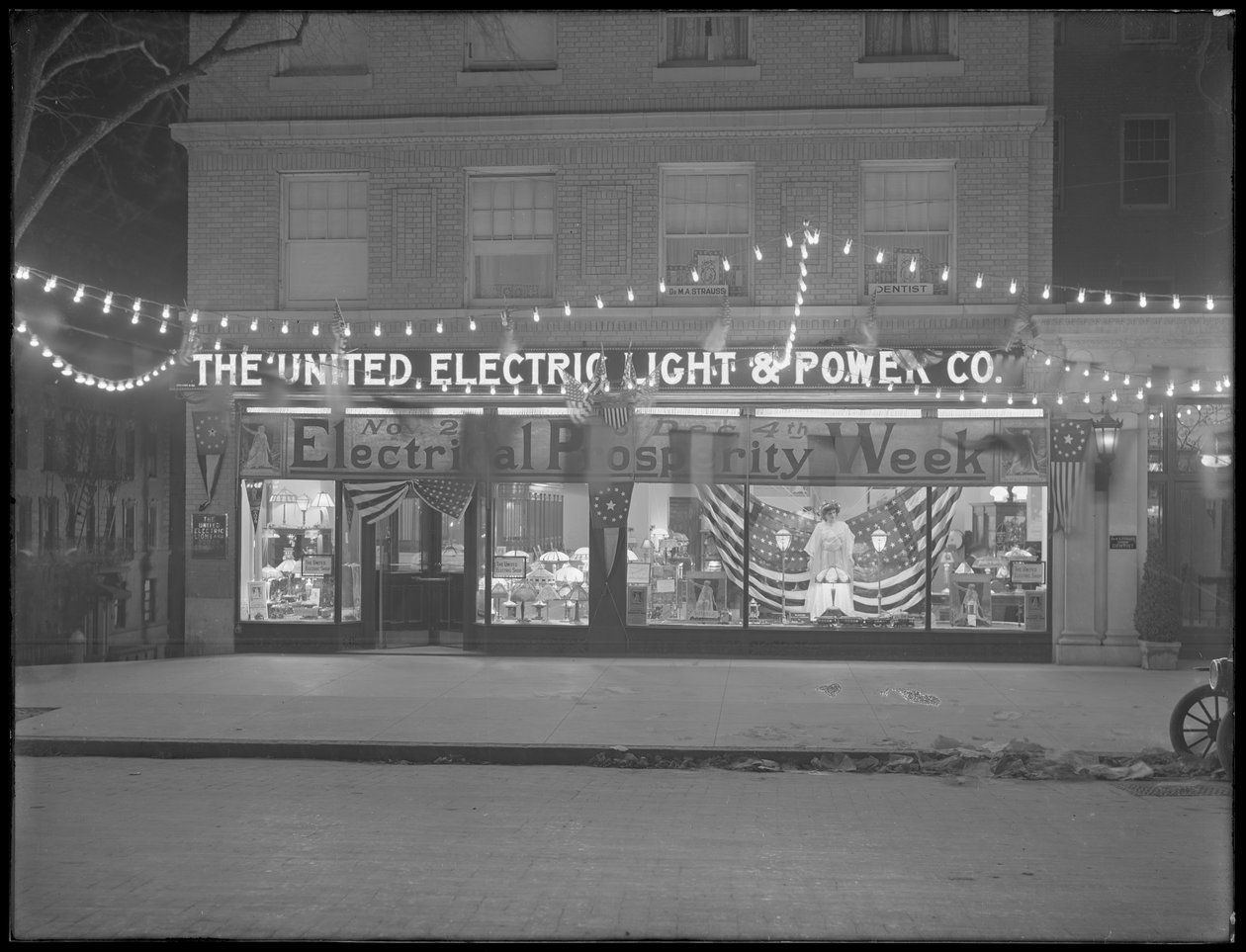 United Electric Light und Power Company butikkfront dekorert for 'Electrical Prosperity Week', 29. november til 4. desember 1915, New York City av William Davis Hassler