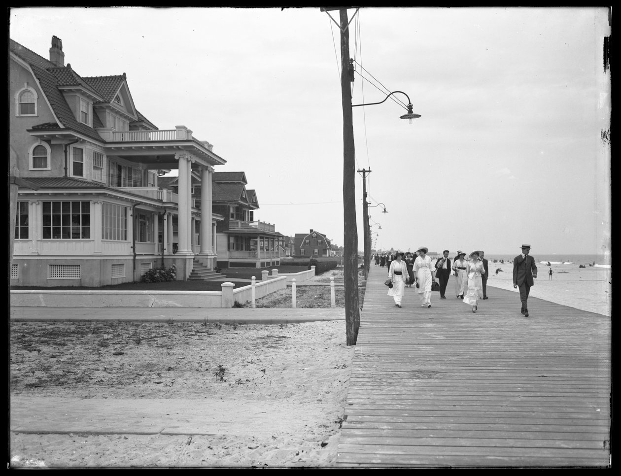 Utsikt langs strandpromenaden fra Beach 125th Street, Belle Harbor, Queens, 11. juli 1915 av William Davis Hassler