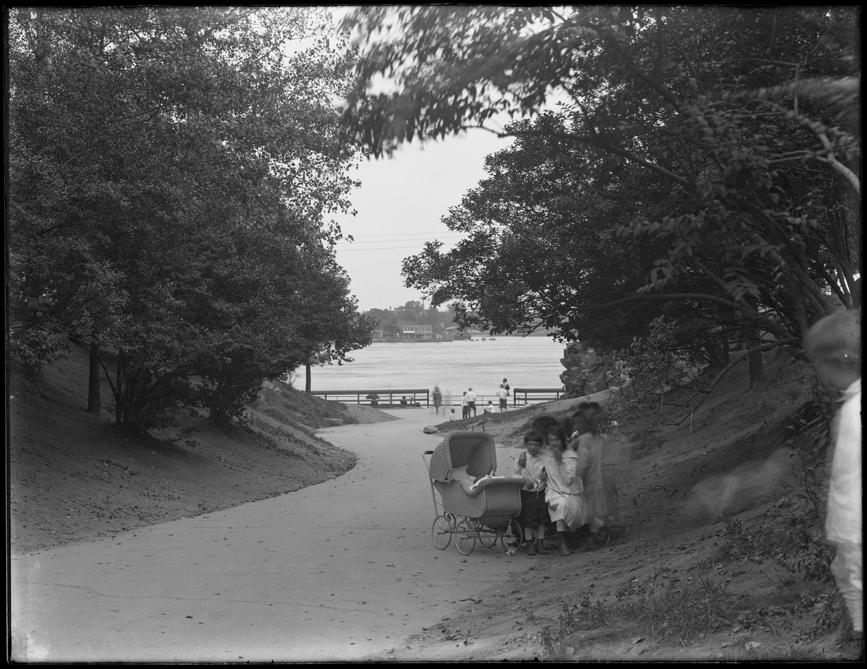 Utsikt over kjørefelt som fører til vann, 86th Street Park-felt til East River, New York City, 31. juli 1914 av William Davis Hassler