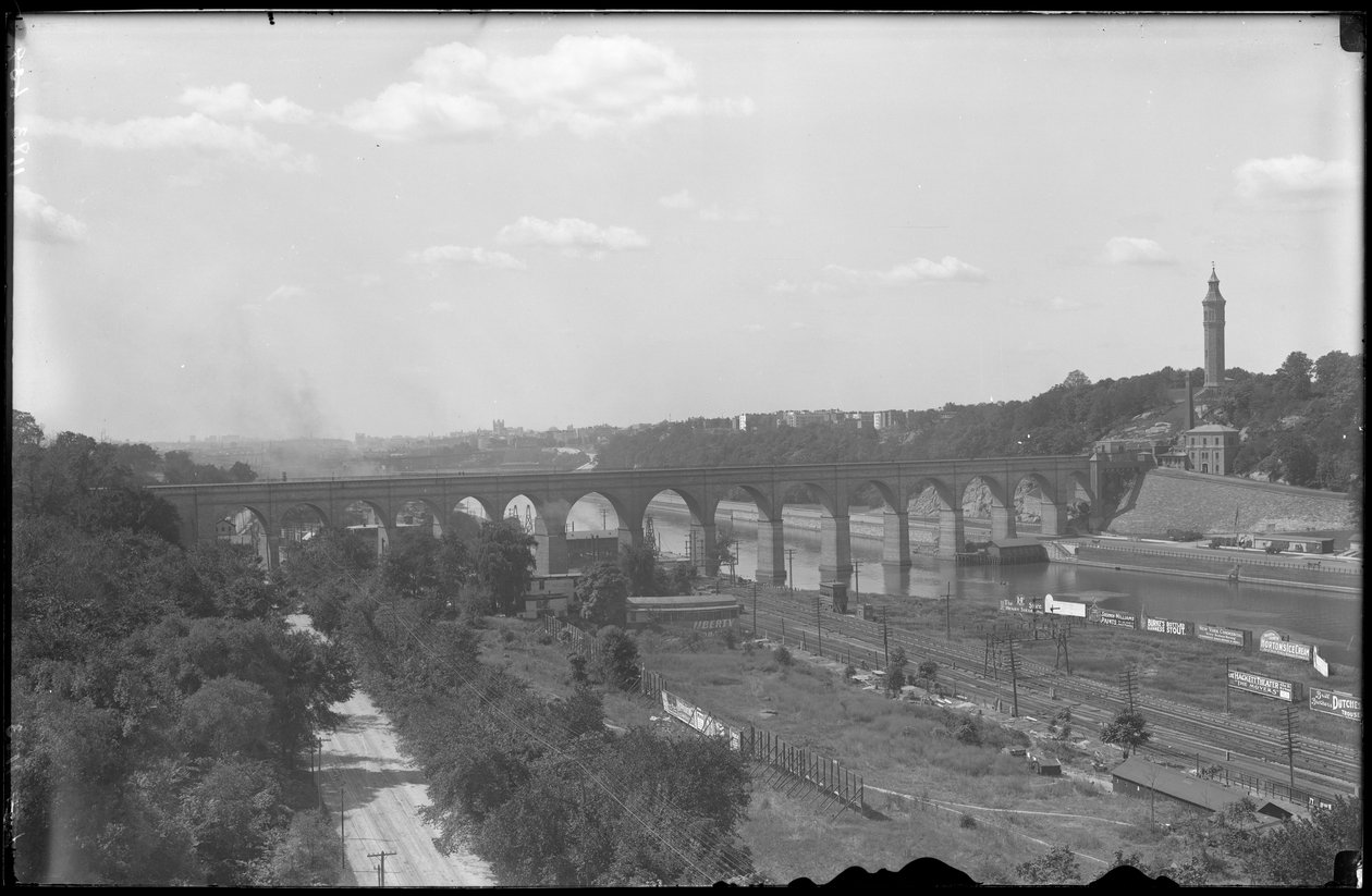 Utsikt over Harlem River, High Bridge og Highbridge Tower, ca. 1912 av William Davis Hassler