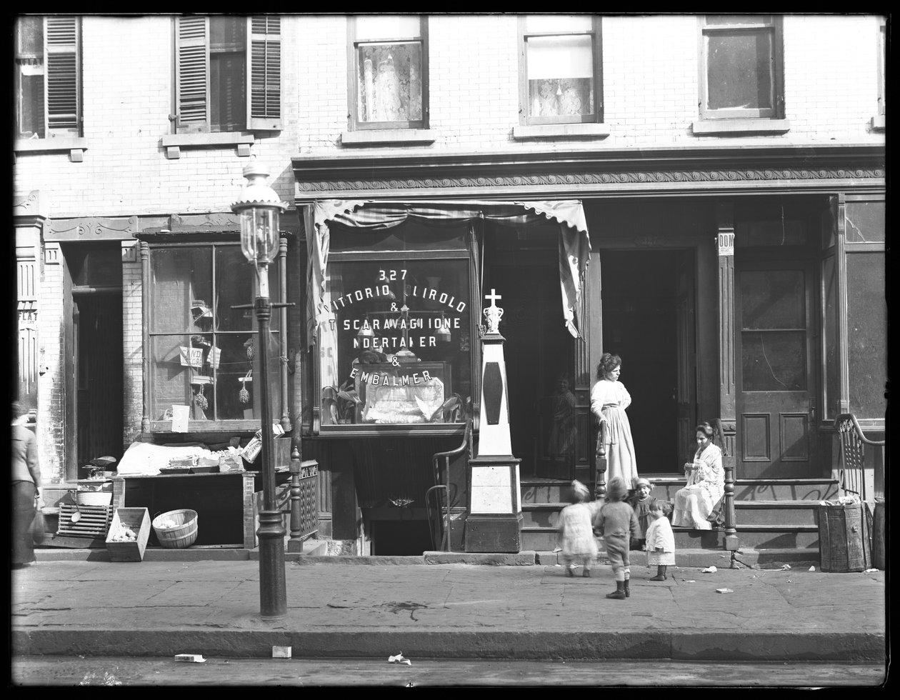 Vittorio Quirolo og T. Scaravaglione, begravelse og balsamer, 327 E. 111th Street (eller 109th Street), New York City, 26. oktober 1914 av William Davis Hassler
