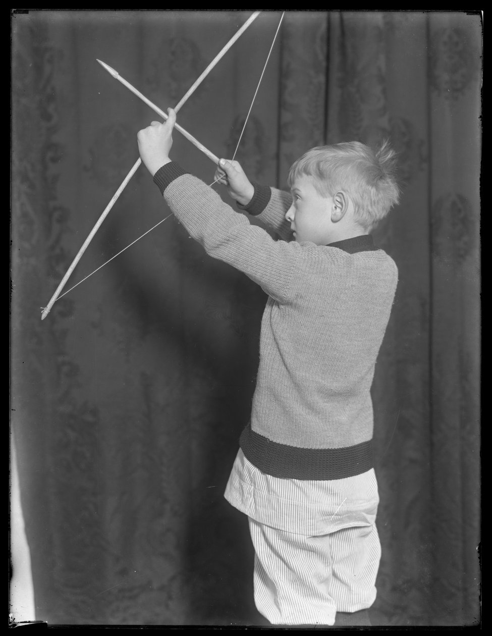 William Gray Hassler poserer med pil og bue, ca. 1912 av William Davis Hassler