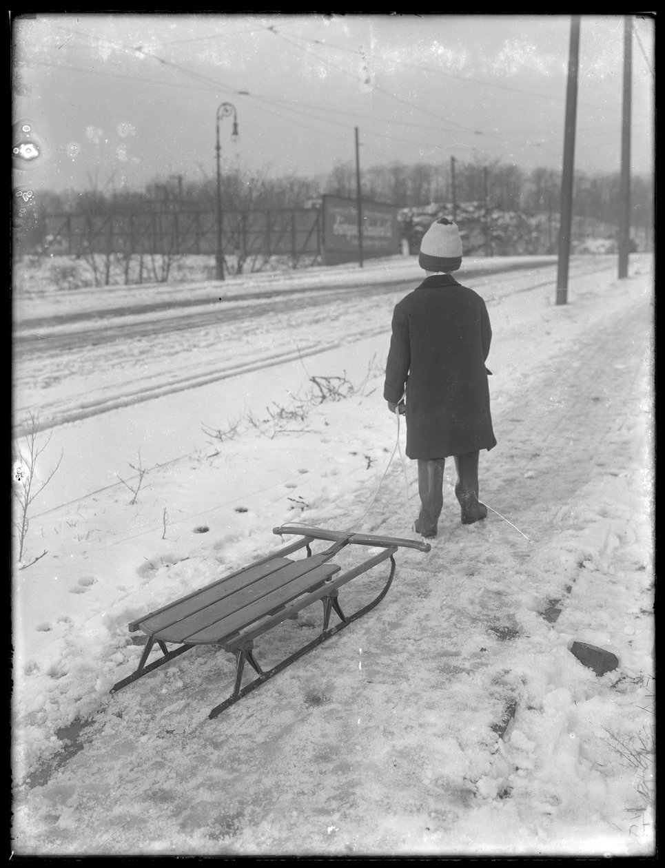 William Gray Hassler med sin nye slede, ca. 1912 av William Davis Hassler