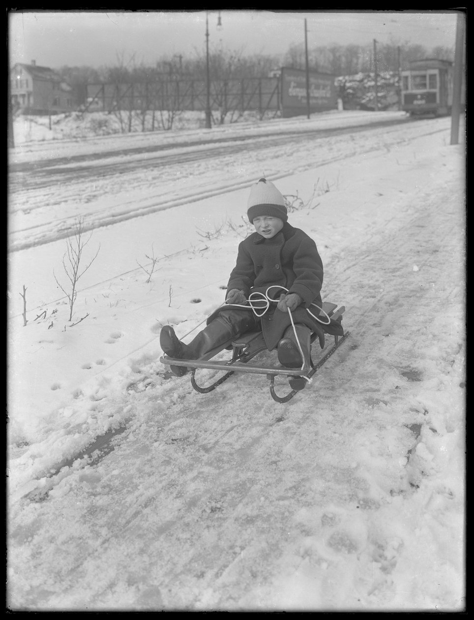 William Gray Hassler med sin nye slede, ca. 1912 av William Davis Hassler
