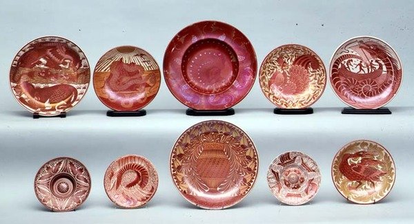 Utvalg av Red Luster Ware av William de Morgan