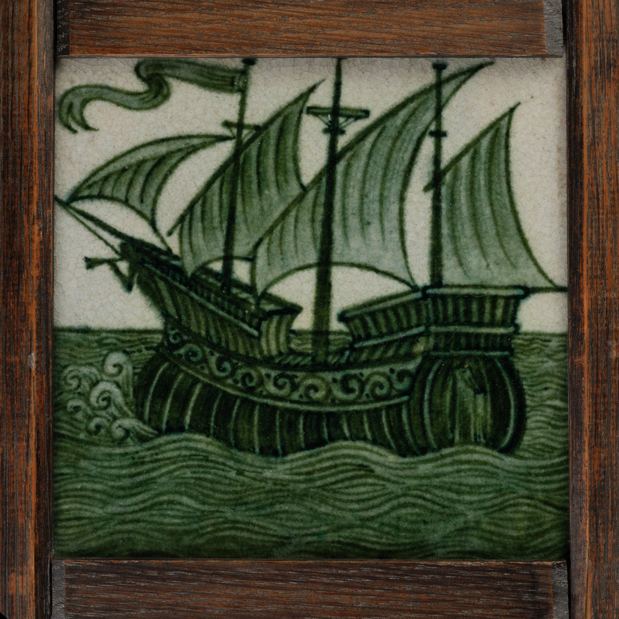 Flispanel av skip i fullt seil, i ramme, ca. 1865-80 (keramikk) av William de Morgan