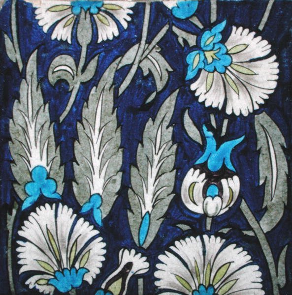 Fliser med blomsterdesign (keramikk) av William de Morgan