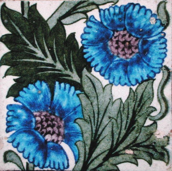 Fliser med blomsterdesign (keramikk) av William de Morgan